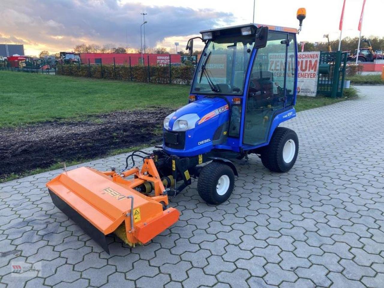 Traktor van het type Iseki TGX 237 KEHRMASCHINE + SICHELMÄHER, Gebrauchtmaschine in Oyten (Foto 1)