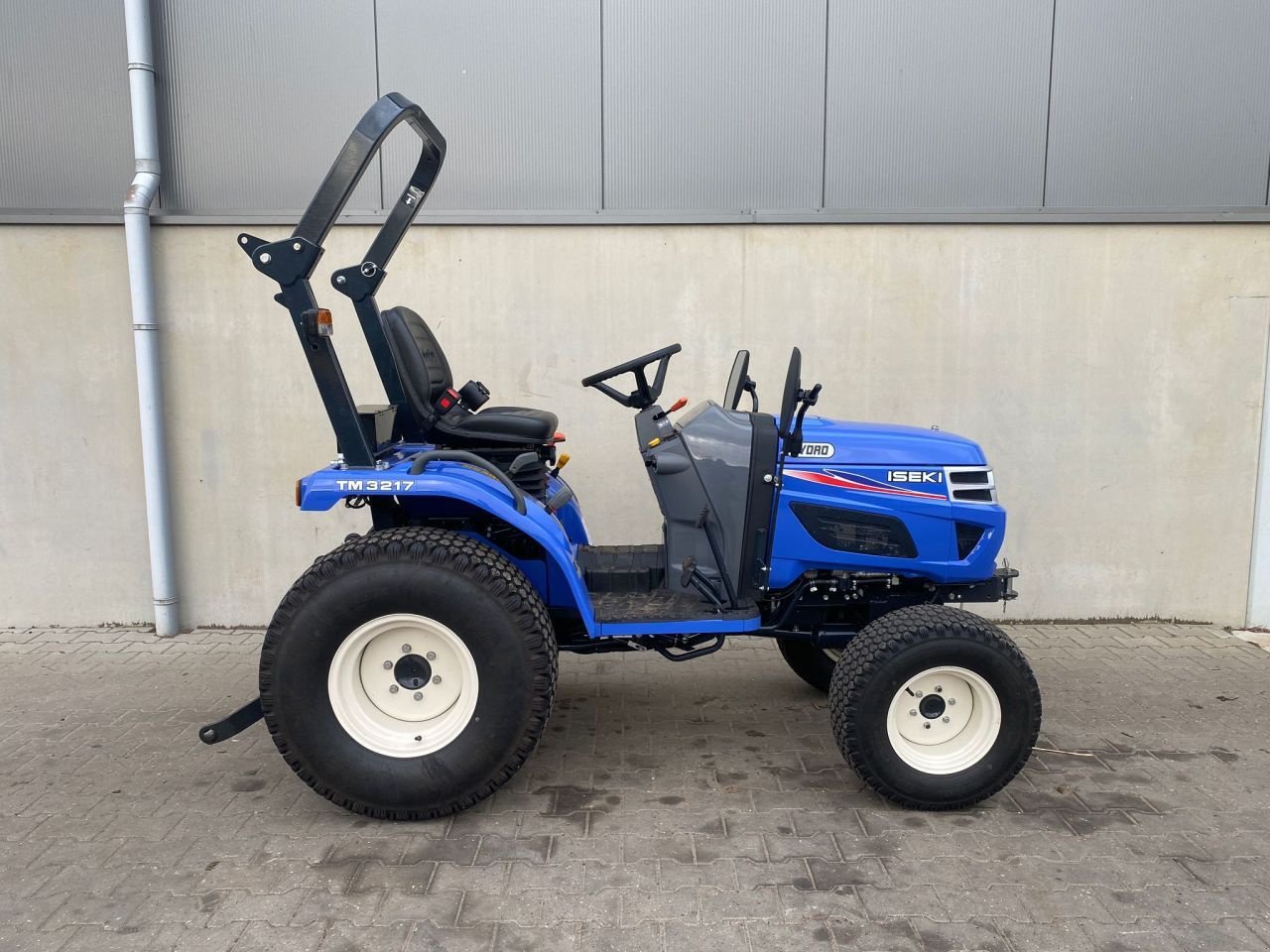 Traktor of the type Iseki TM3217 HST compact tractor, Neumaschine in Roermond (Picture 2)