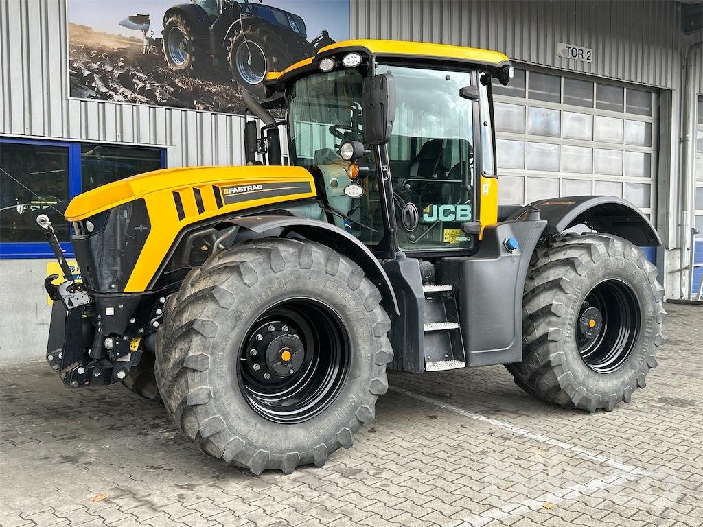 Traktor des Typs JCB 4220 Fastrac, Gebrauchtmaschine in Düsseldorf (Bild 1)