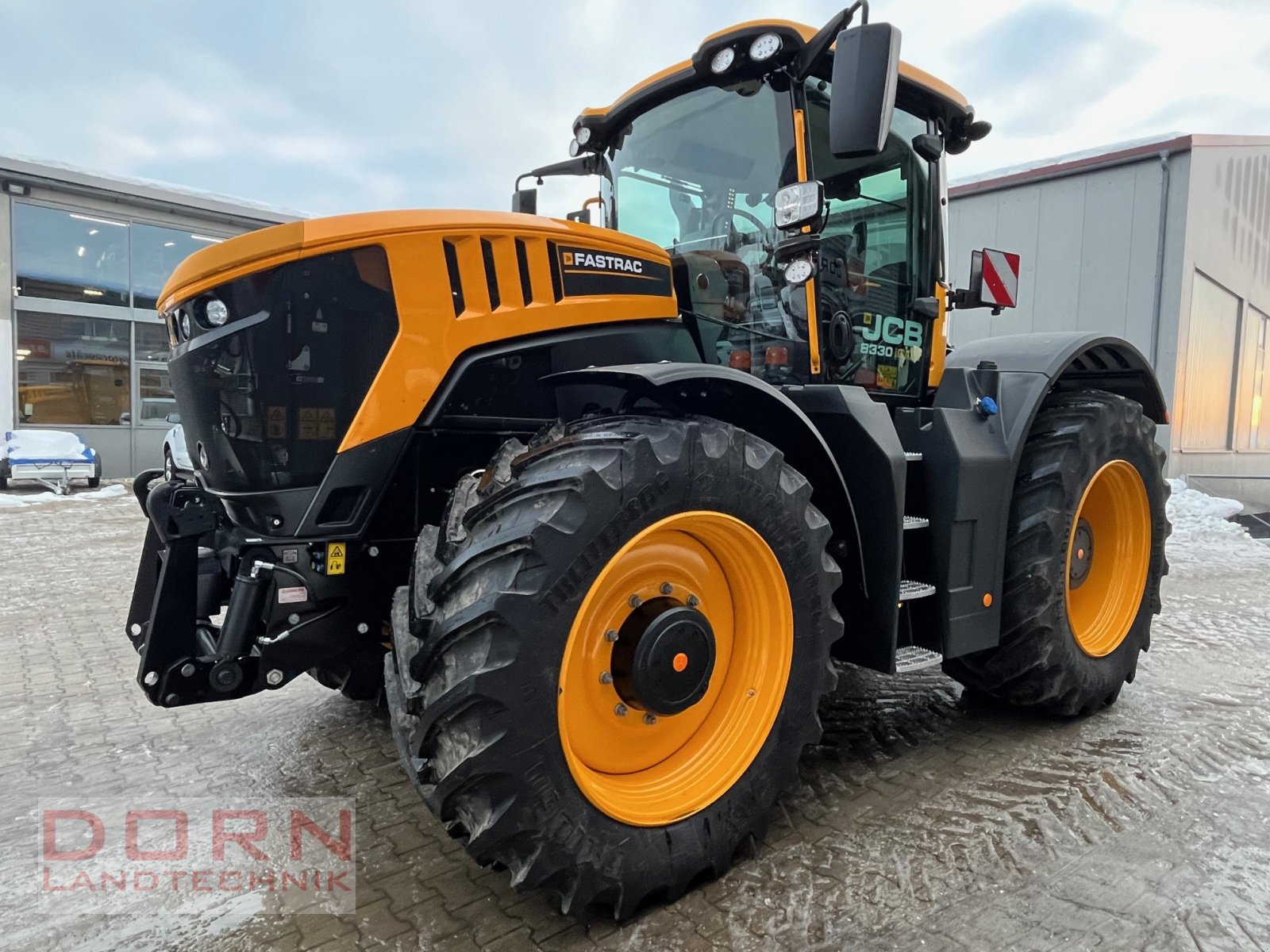 Traktor van het type JCB 8330 ICON, Neumaschine in Bruckberg (Foto 1)