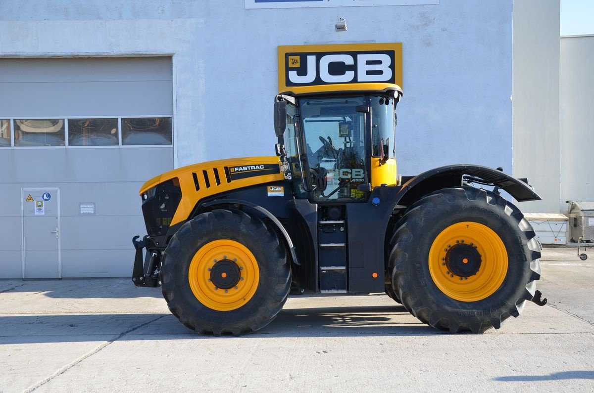 Traktor of the type JCB 8330, Vorführmaschine in Wien (Picture 17)