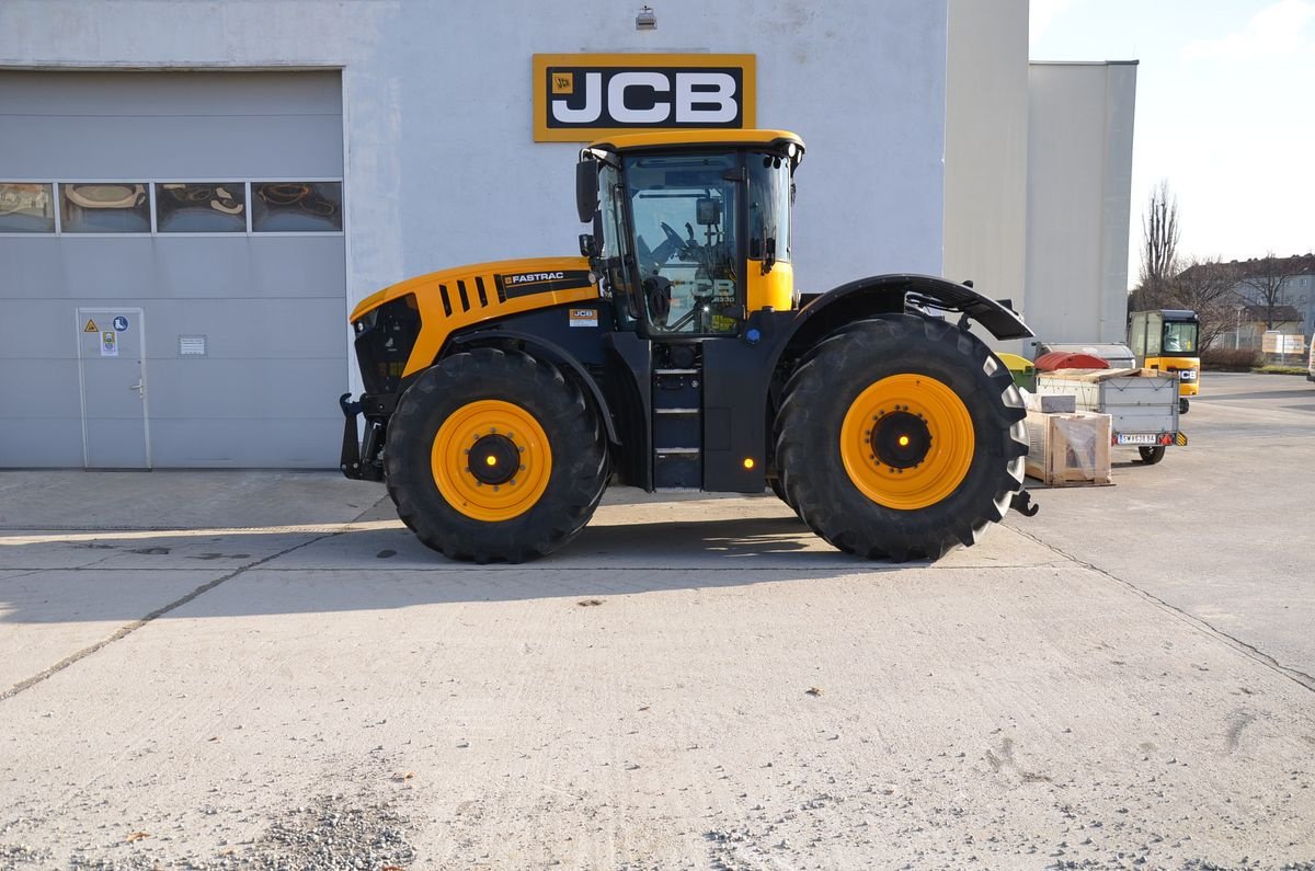 Traktor of the type JCB 8330, Vorführmaschine in Wien (Picture 2)