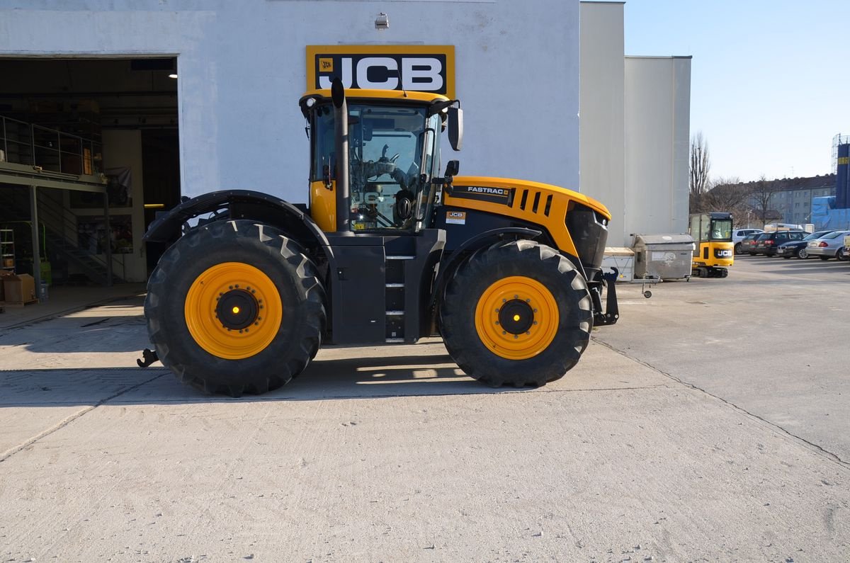 Traktor of the type JCB 8330, Vorführmaschine in Wien (Picture 13)