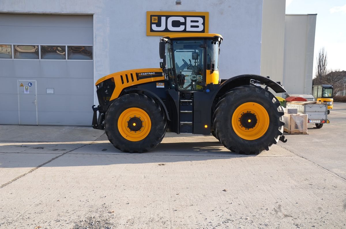 Traktor of the type JCB 8330, Vorführmaschine in Wien (Picture 1)