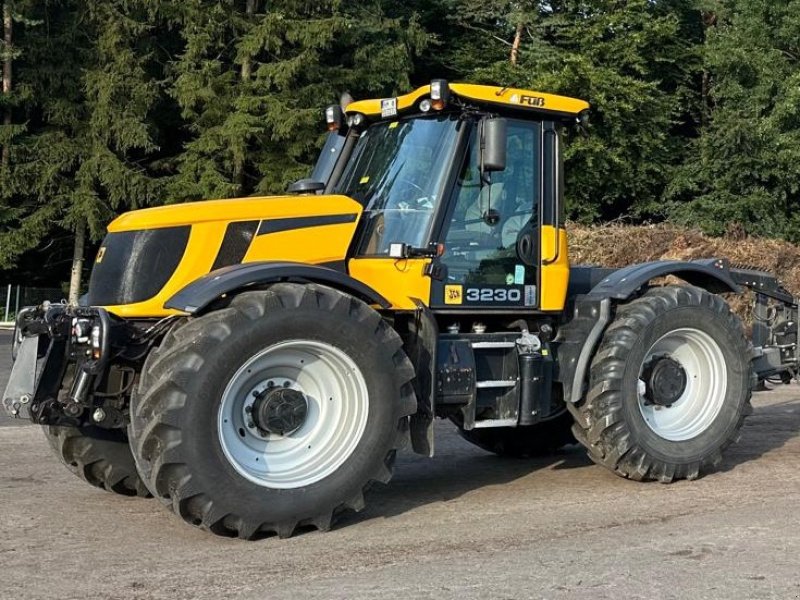 Traktor Türe ait JCB Fastrac 3230, Gebrauchtmaschine içinde Lupburg (resim 1)