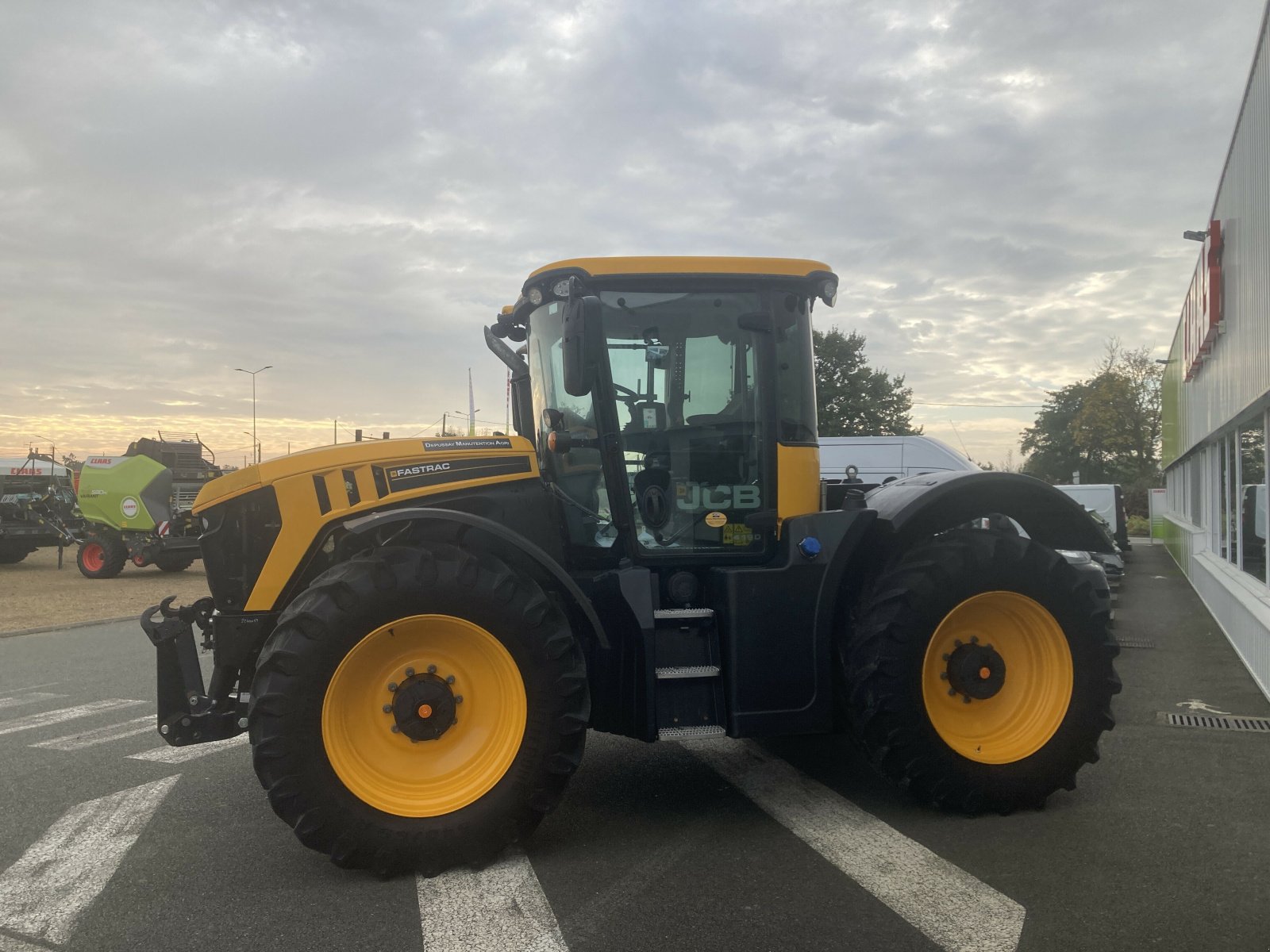 Traktor des Typs JCB FASTRAC 4190, Gebrauchtmaschine in ST CLEMENT DE LA PLACE (Bild 4)