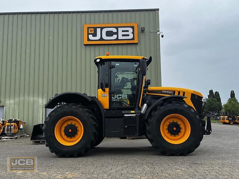 Traktor of the type JCB Fastrac 4220 ICON Pro Line (Stufe V), Vorführmaschine in Frechen (Picture 1)