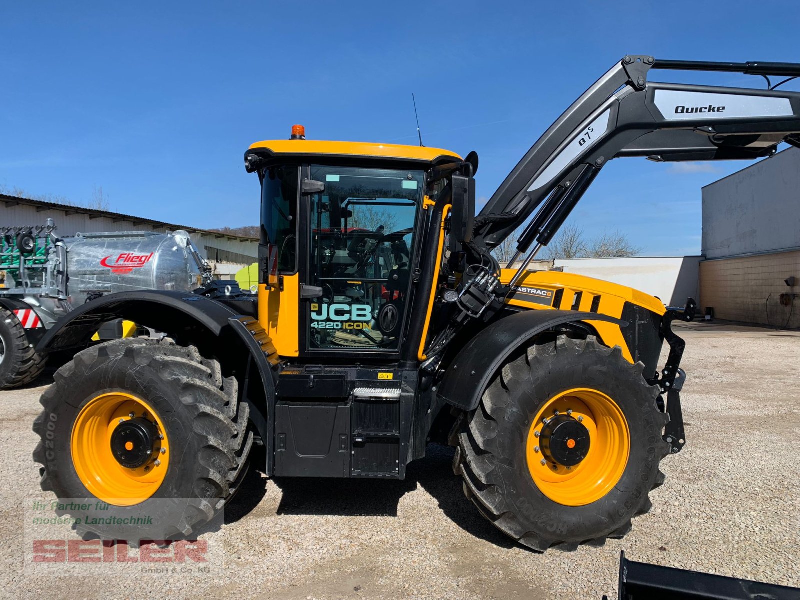 Traktor des Typs JCB Fastrac 4220 ICON + XCN1050 Lenksystem + Frontlader Q7S, Neumaschine in Parsberg (Bild 2)