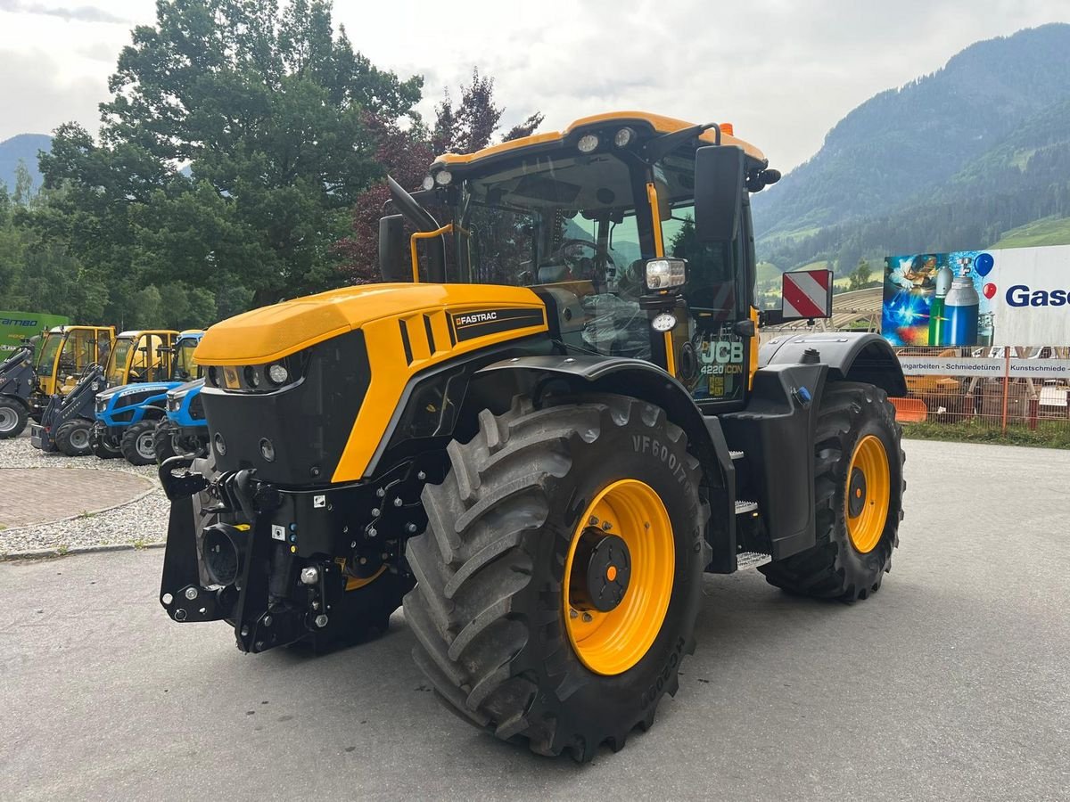 Traktor van het type JCB Fastrac 4220 iCON, Vorführmaschine in Burgkirchen (Foto 1)