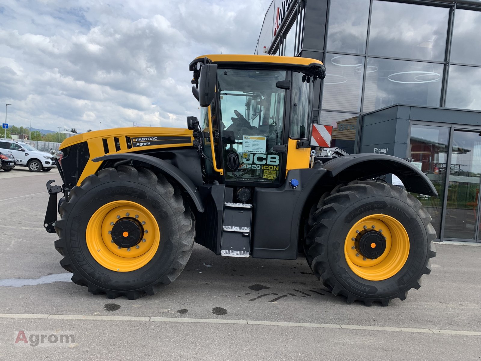 Traktor van het type JCB Fastrac 4220 iCON, Neumaschine in Meißenheim-Kürzell (Foto 2)