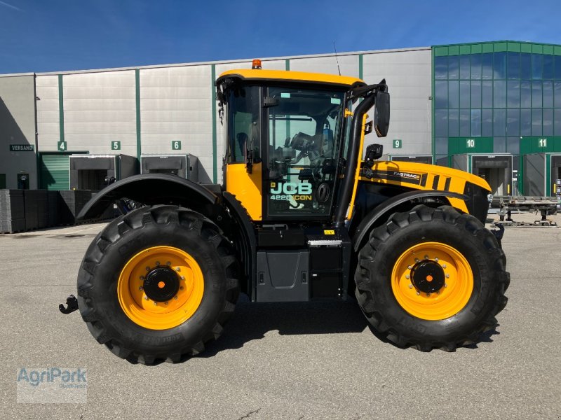 Traktor of the type JCB Fastrac 4220 iCON, Gebrauchtmaschine in Kirchdorf (Picture 1)