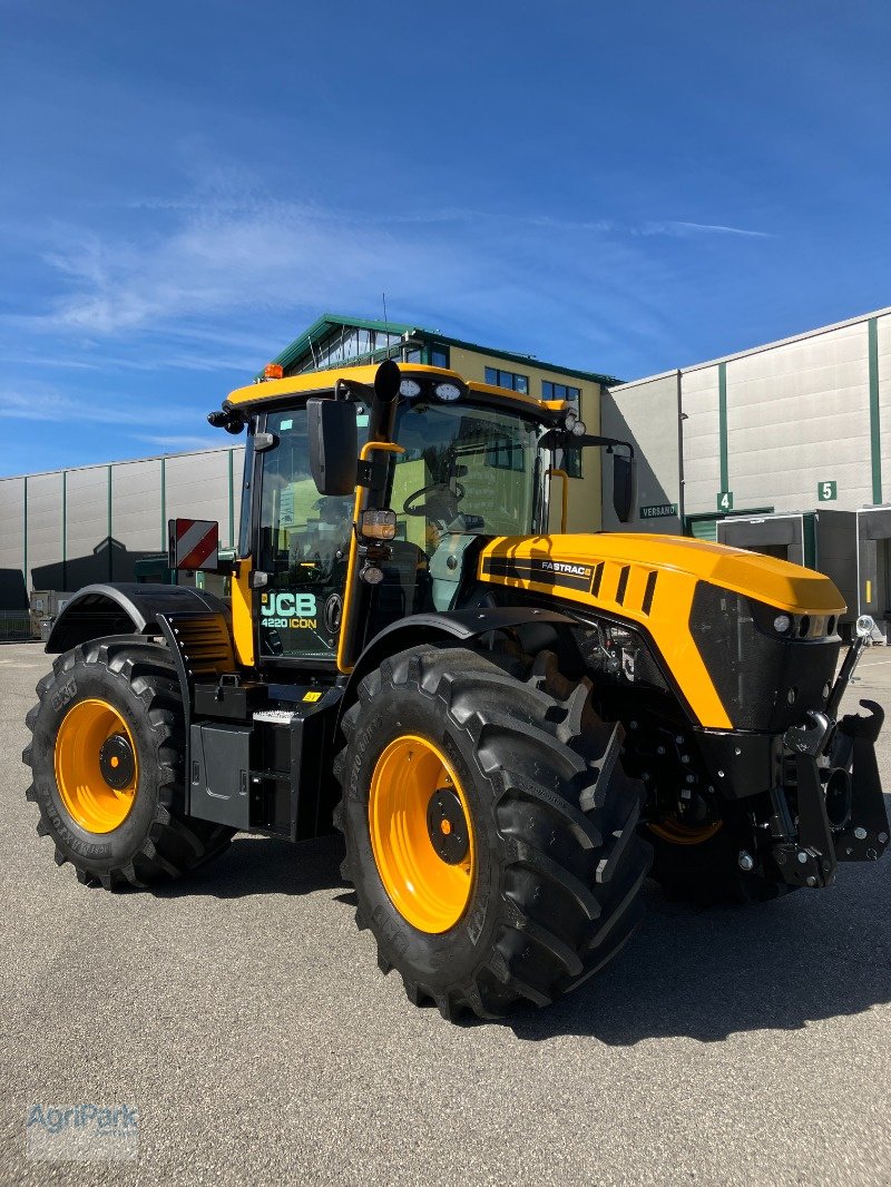 Traktor of the type JCB Fastrac 4220 iCON, Gebrauchtmaschine in Kirchdorf (Picture 2)