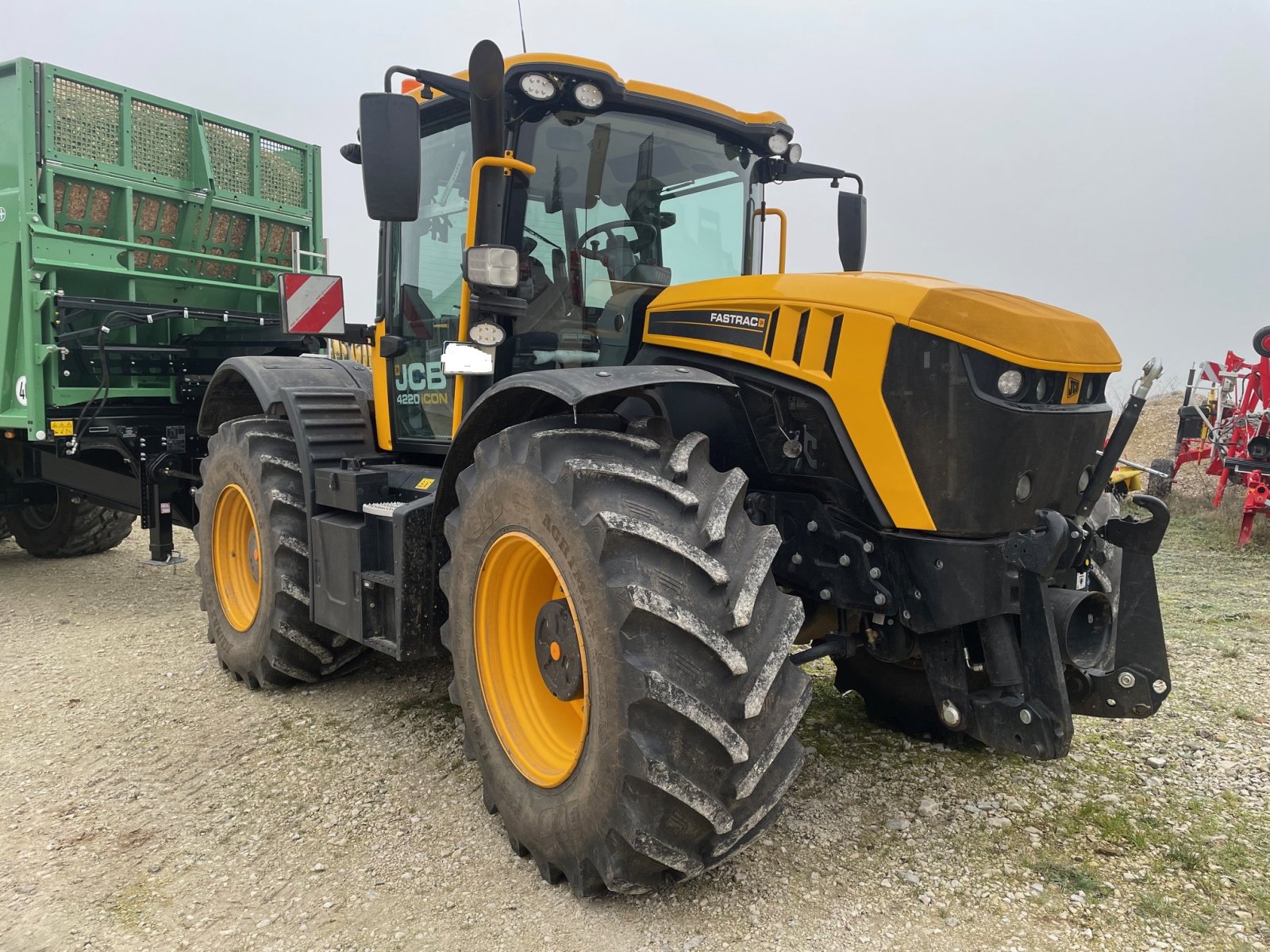 Traktor des Typs JCB Fastrac 4220 ICON, Gebrauchtmaschine in Burglengenfeld (Bild 1)