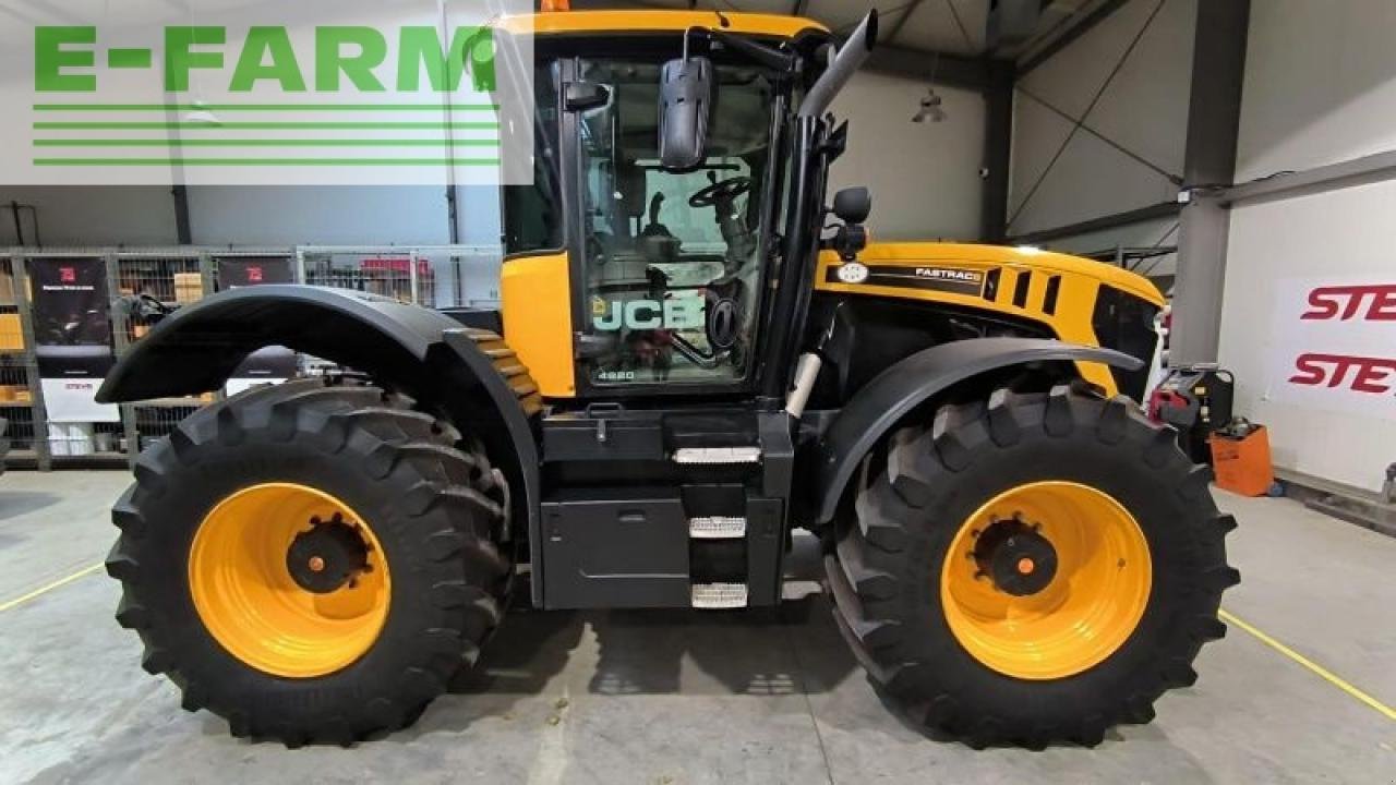 Traktor Türe ait JCB fastrac 4220, Gebrauchtmaschine içinde SKARBIMIERZ – OSIEDLE (resim 1)