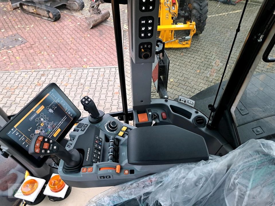 Traktor Türe ait JCB Fastrac 4220, Neumaschine içinde Bad Kötzting (resim 7)