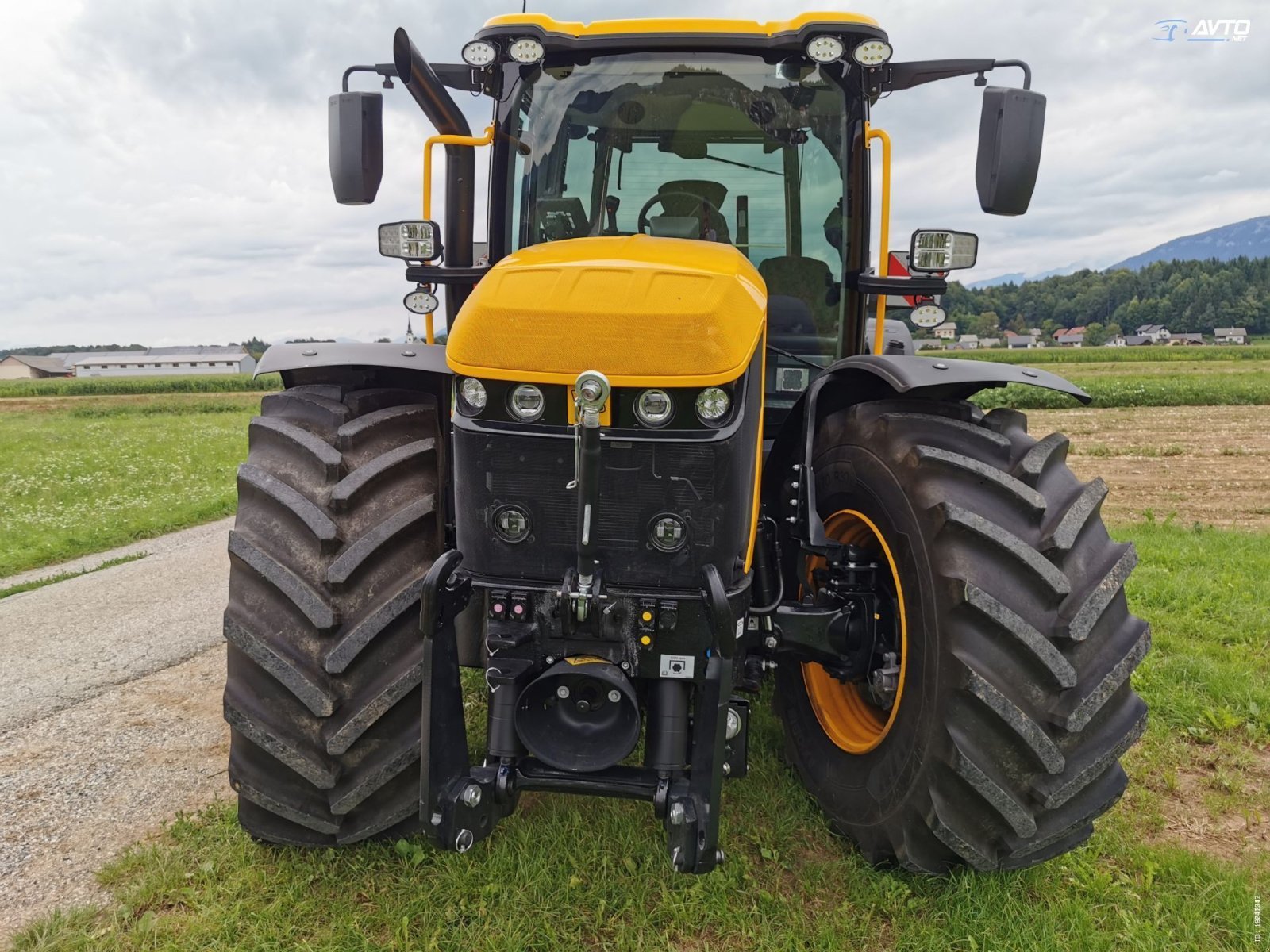 Traktor tipa JCB Fastrac 4220, Neumaschine u Naklo (Slika 9)