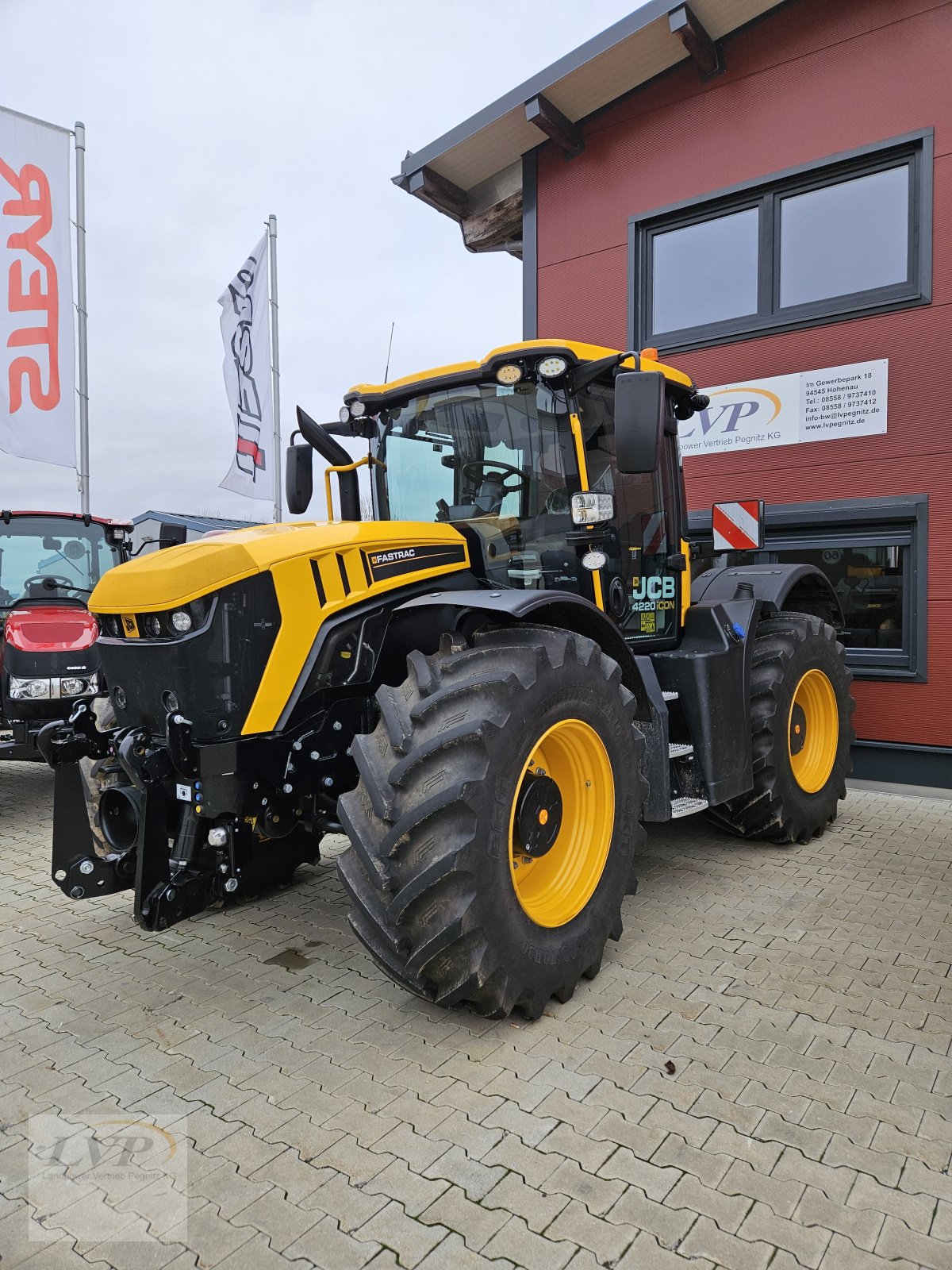 Traktor tipa JCB Fastrac 4220, Neumaschine u Hohenau (Slika 1)