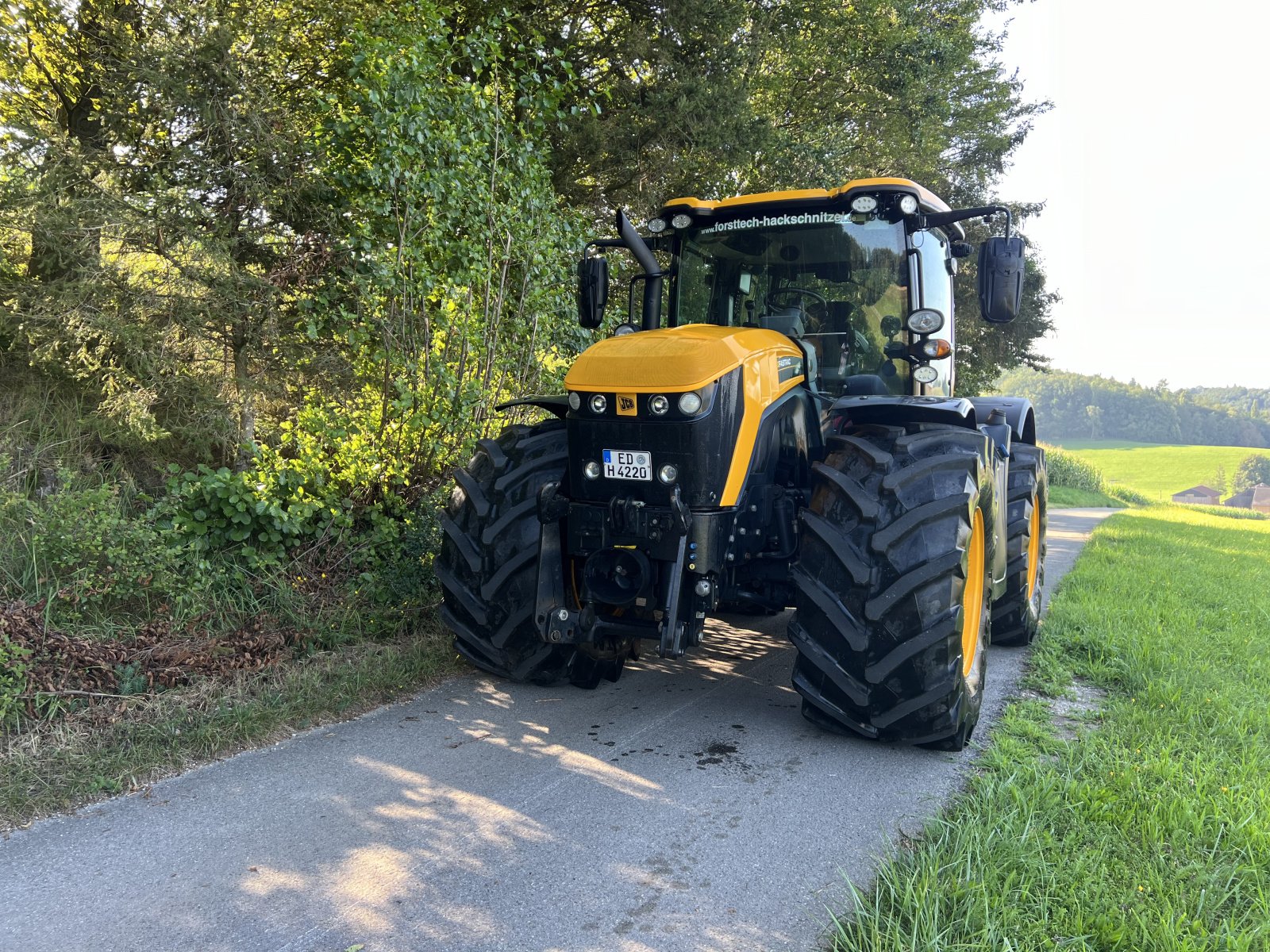 Traktor типа JCB Fastrac 4220, Gebrauchtmaschine в Feaunberg (Фотография 3)