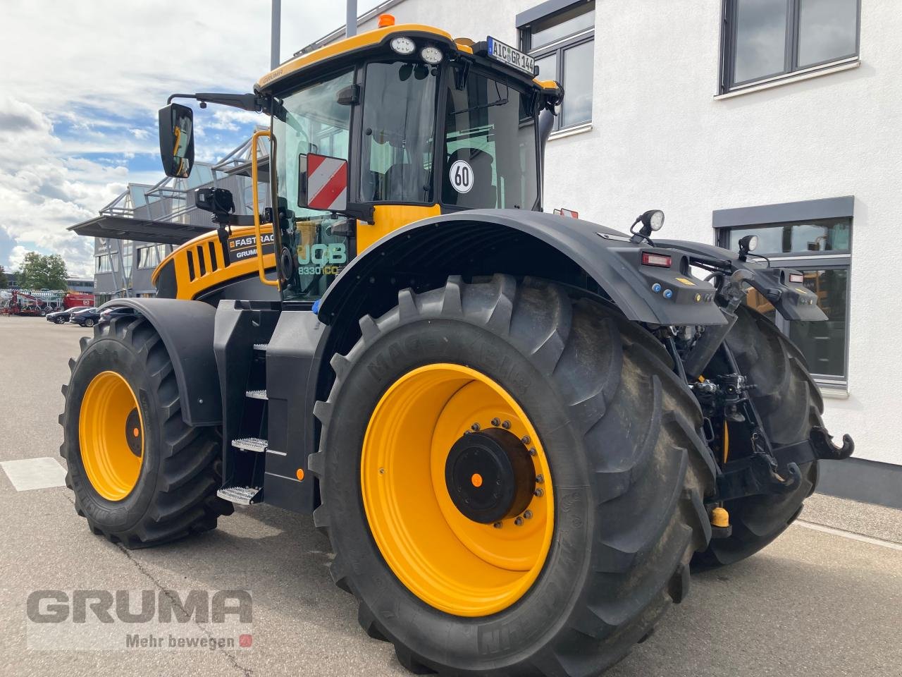 Traktor of the type JCB Fastrac 8330 iCON, Gebrauchtmaschine in Friedberg-Derching (Picture 4)