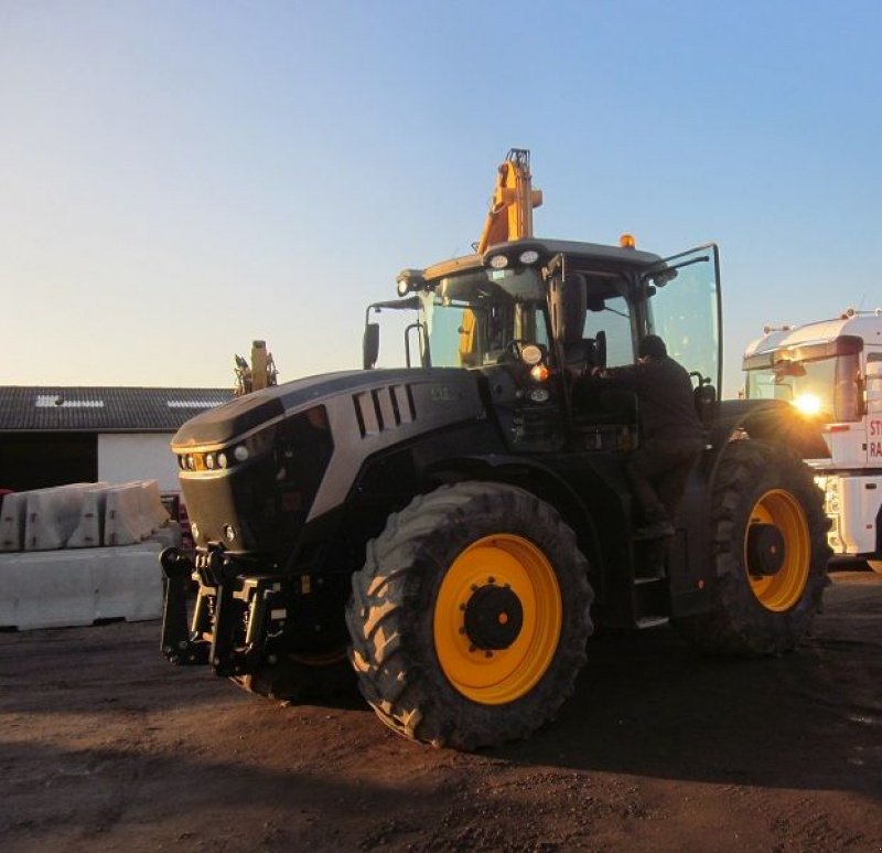 Traktor typu JCB FASTRAC 8330, Gebrauchtmaschine v BRIGNAIS (Obrázok 1)