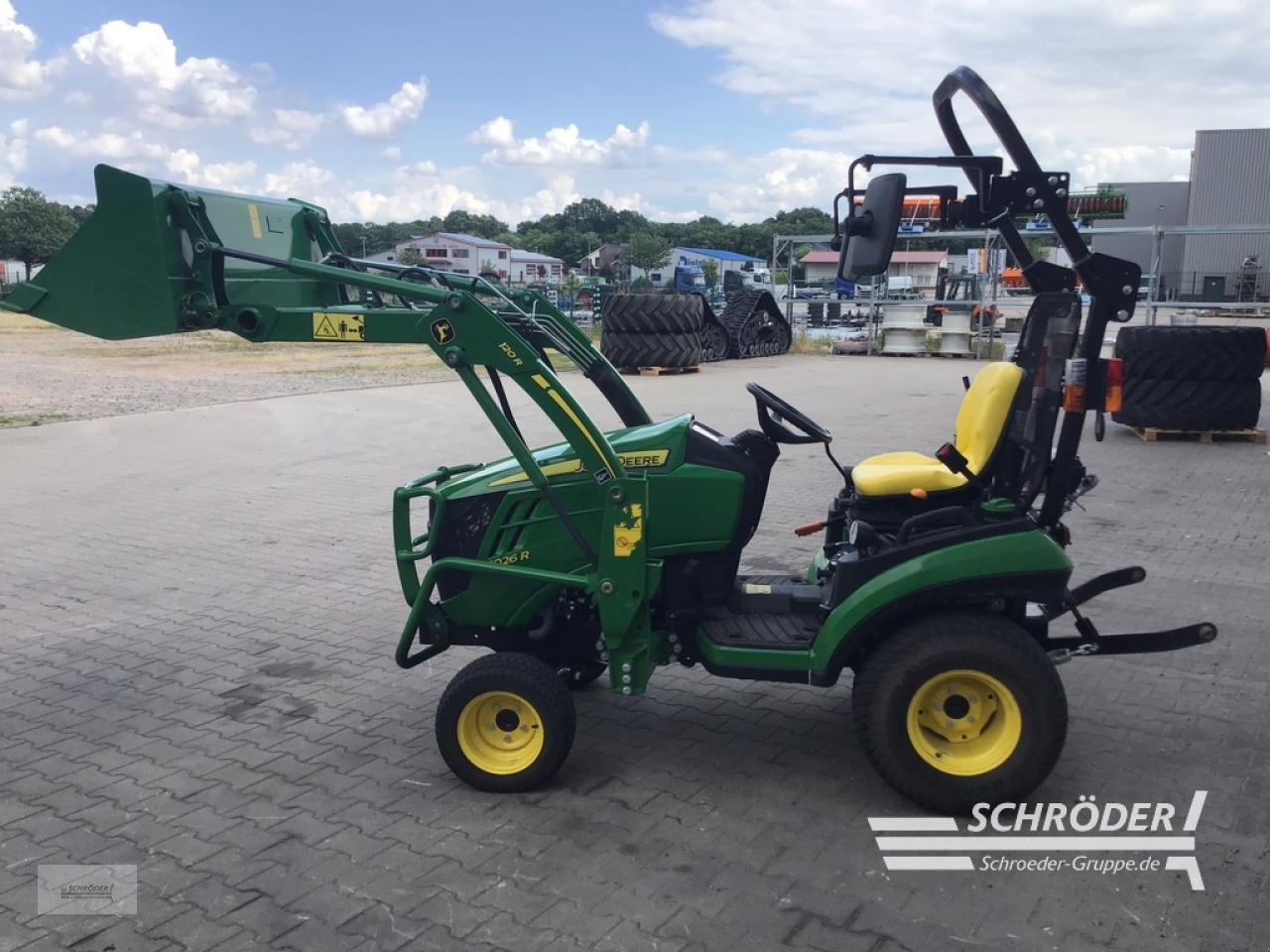 Traktor des Typs John Deere 1026 R, Gebrauchtmaschine in Wildeshausen (Bild 3)