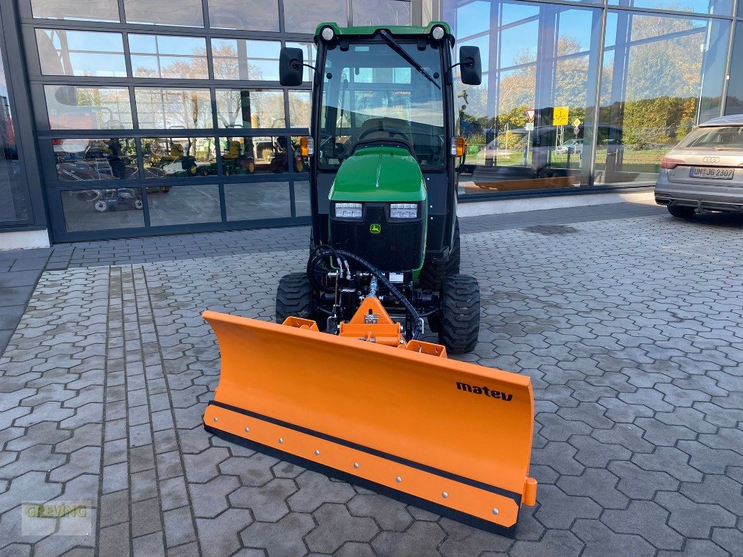 Traktor des Typs John Deere 1026R + Matev Schneeschild + Salzstreuer, Neumaschine in Heiden (Bild 2)