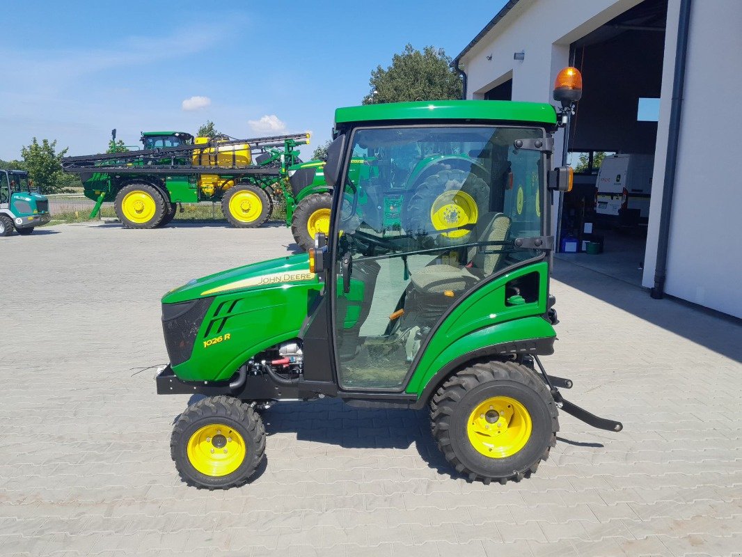 Traktor от тип John Deere 1026R, Neumaschine в Mrągowo (Снимка 2)