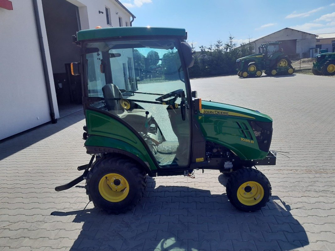 Traktor от тип John Deere 1026R, Neumaschine в Mrągowo (Снимка 3)