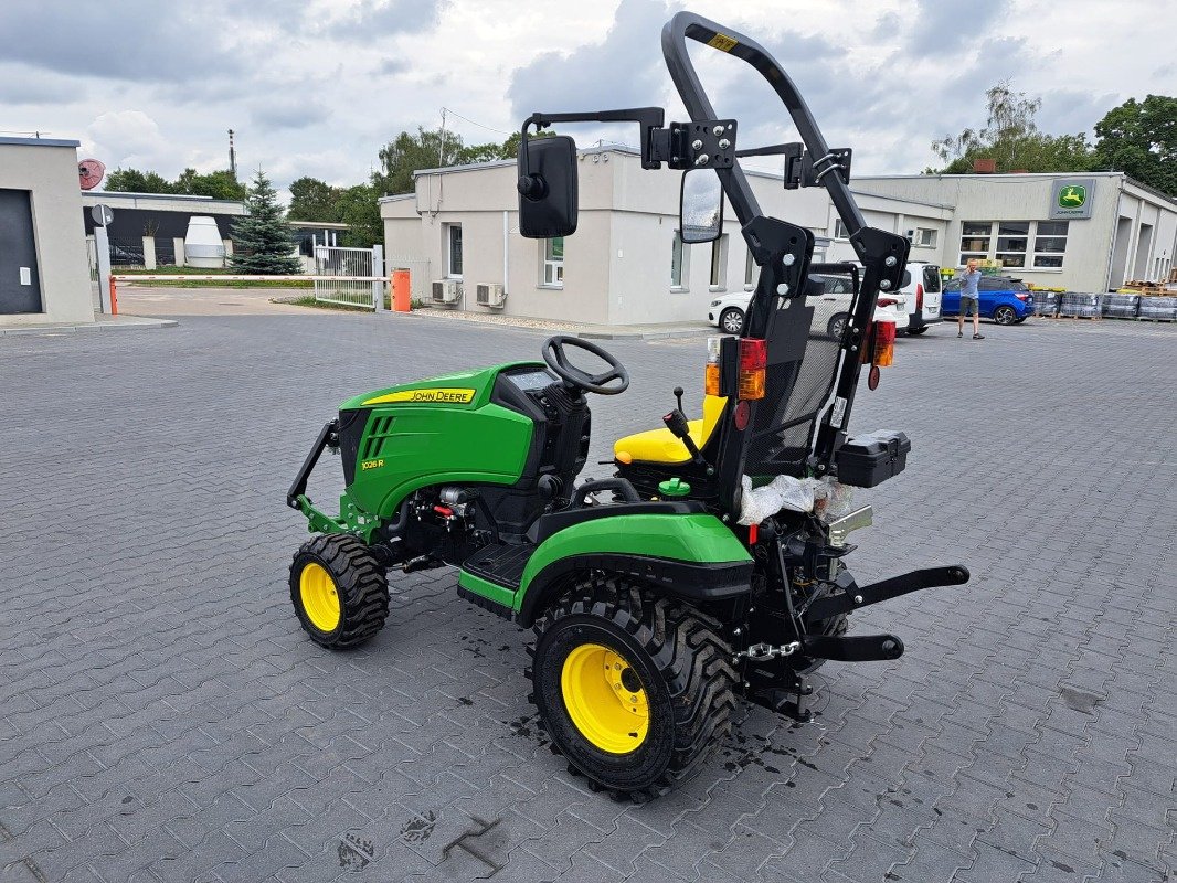 Traktor del tipo John Deere 1026R, Neumaschine en Mrągowo (Imagen 3)