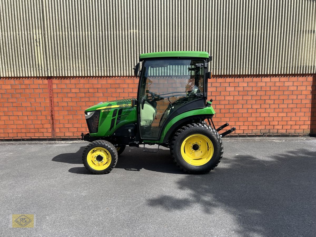 Traktor of the type John Deere 2032R, Neumaschine in Beelen (Picture 1)