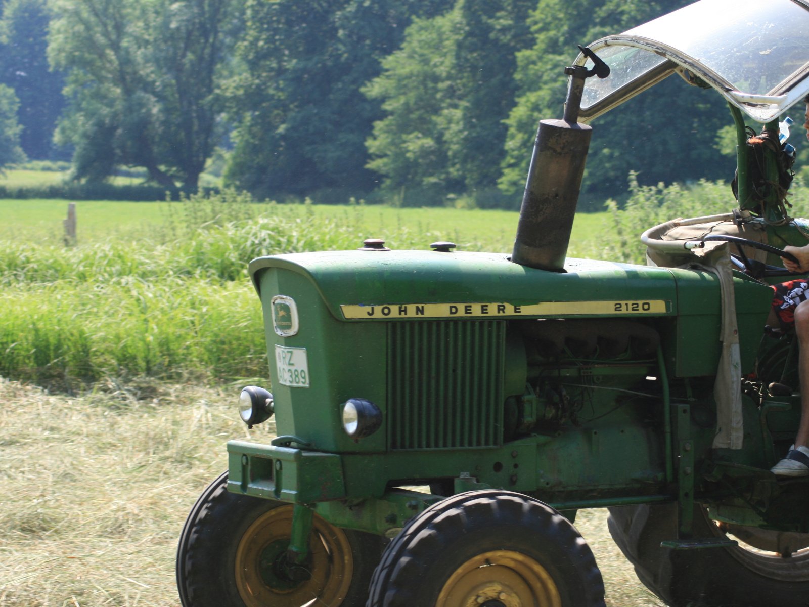 Traktor типа John Deere 2120, Gebrauchtmaschine в Behlendorf (Фотография 2)