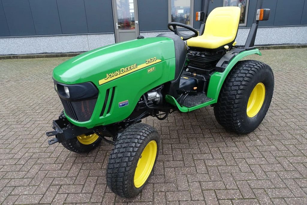 Traktor des Typs John Deere 2520 4wd HST / 0261 Draaiuren / Gazonbanden, Gebrauchtmaschine in Swifterband (Bild 4)