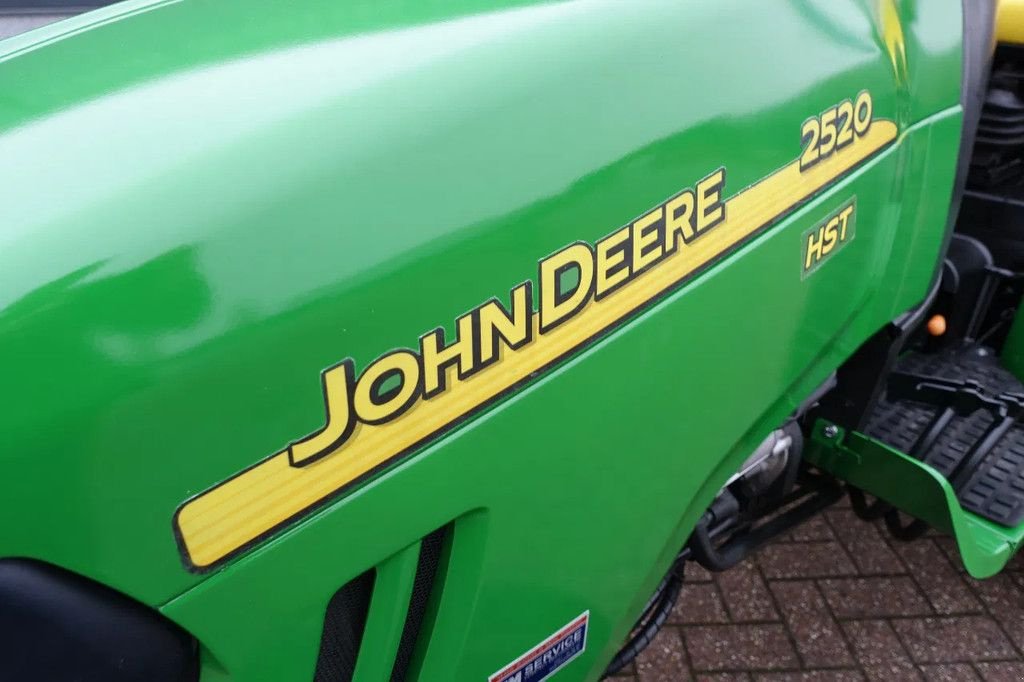 Traktor des Typs John Deere 2520 4wd HST / 0261 Draaiuren / Gazonbanden, Gebrauchtmaschine in Swifterband (Bild 8)