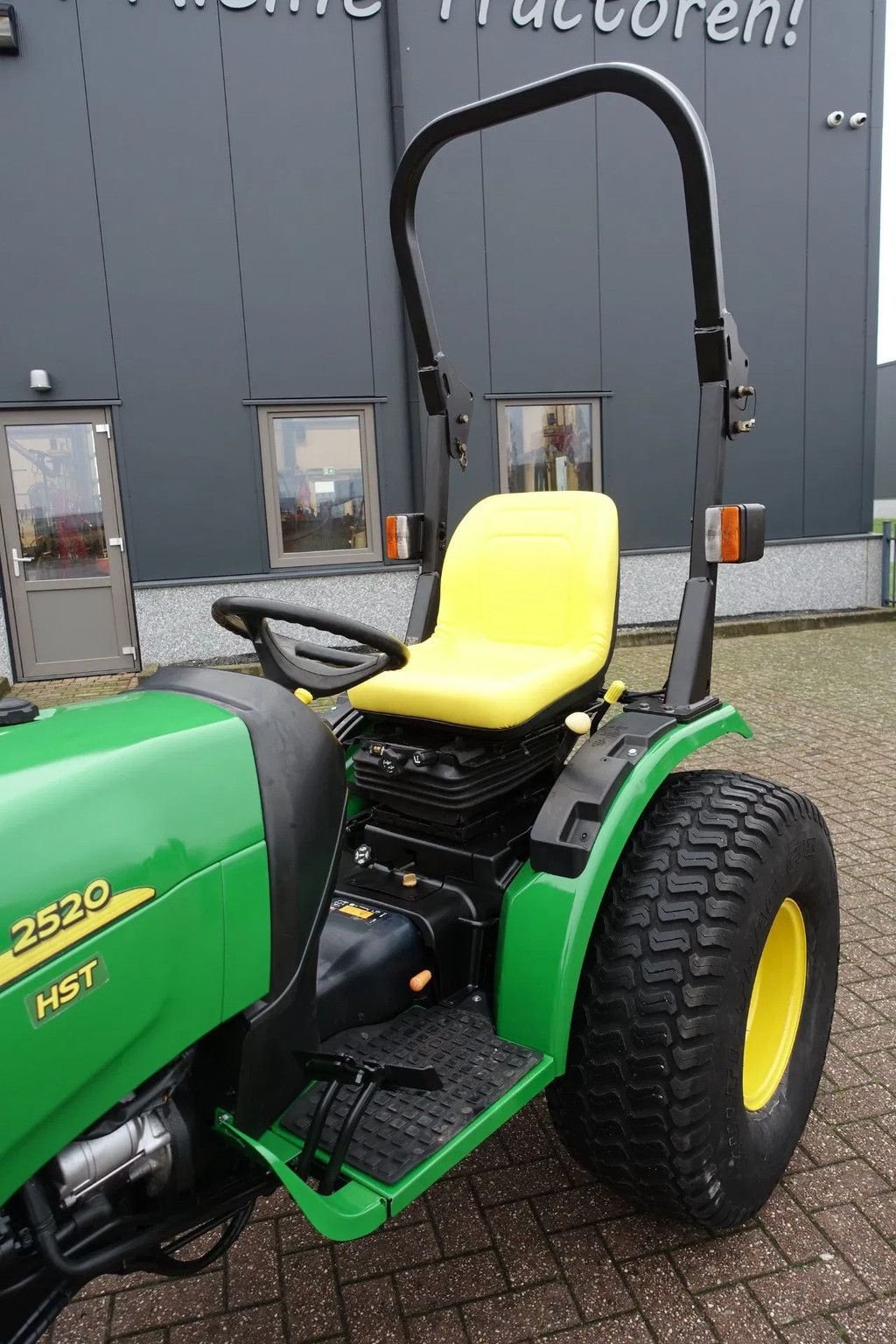 Traktor des Typs John Deere 2520 4wd HST / 0261 Draaiuren / Gazonbanden, Gebrauchtmaschine in Swifterband (Bild 11)