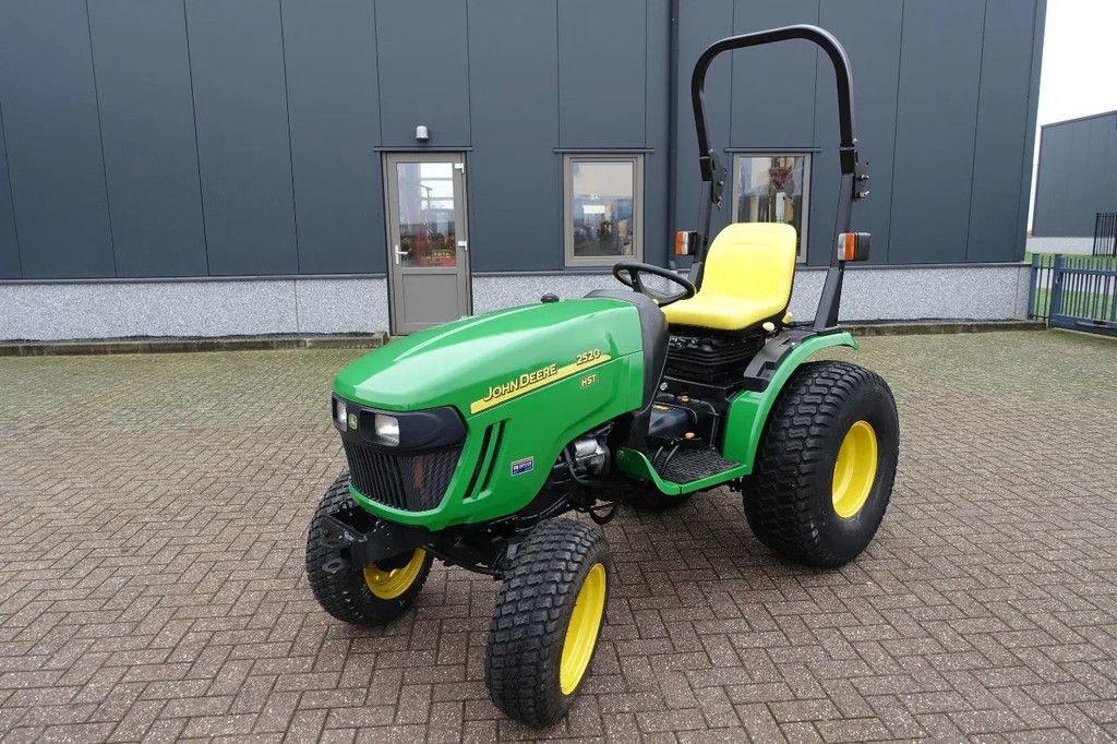 Traktor des Typs John Deere 2520 4wd HST / 0261 Draaiuren / Gazonbanden, Gebrauchtmaschine in Swifterband (Bild 3)