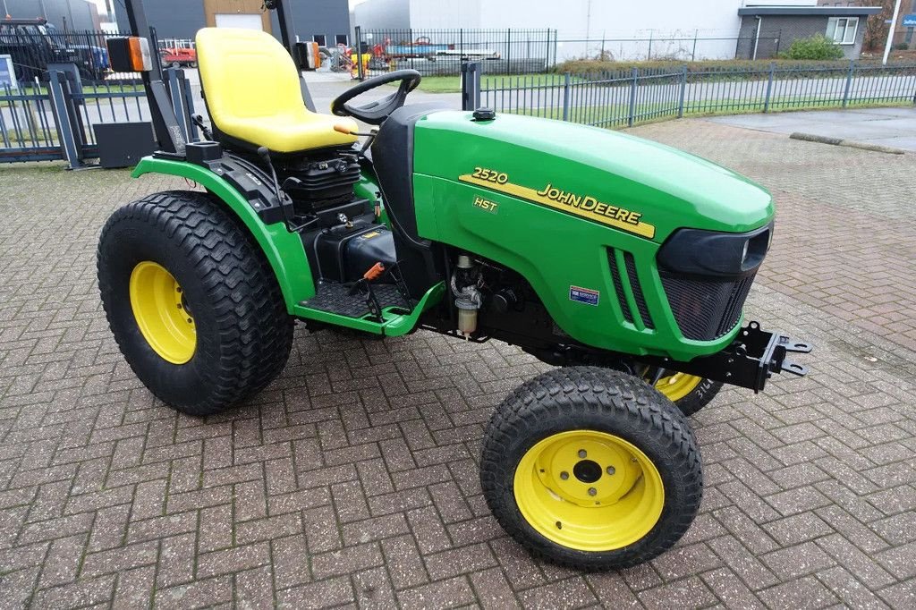 Traktor des Typs John Deere 2520 4wd HST / 0261 Draaiuren / Gazonbanden, Gebrauchtmaschine in Swifterband (Bild 2)