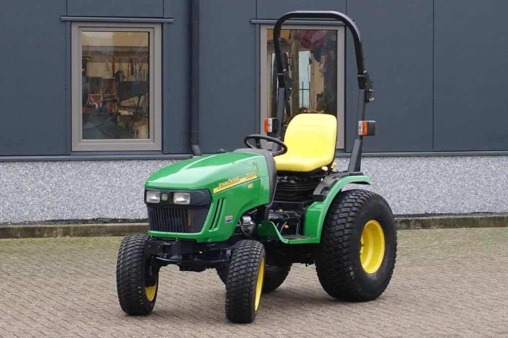 Traktor des Typs John Deere 2520 4wd HST / 0261 Draaiuren / Gazonbanden, Gebrauchtmaschine in Swifterband (Bild 1)