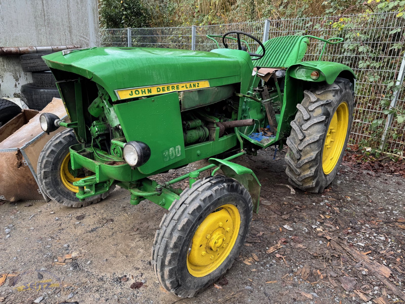 Traktor типа John Deere 300, Gebrauchtmaschine в Lindenfels-Glattbach (Фотография 1)