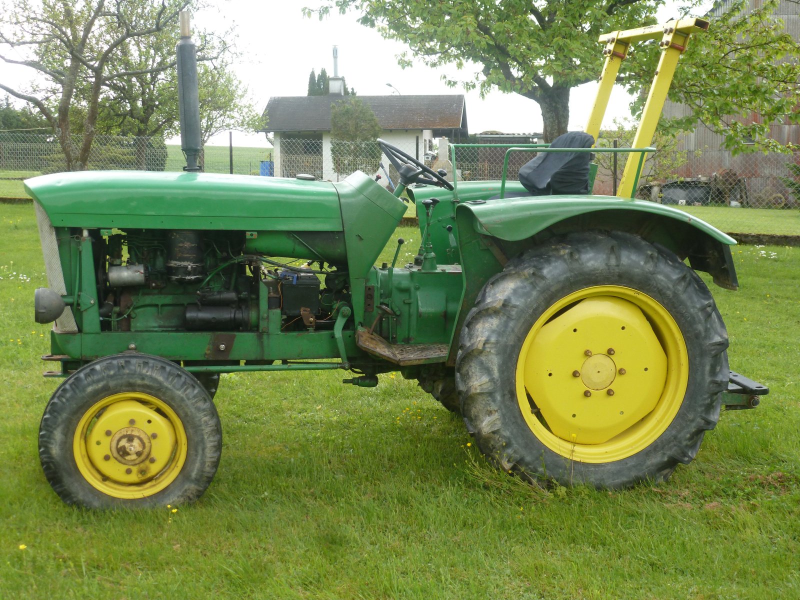 Traktor typu John Deere 300, Gebrauchtmaschine w Hennweiler (Zdjęcie 3)