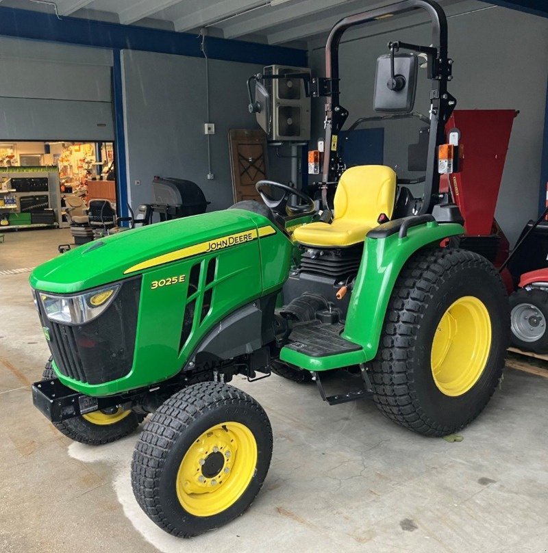 Traktor a típus John Deere 3025E, Vorführmaschine ekkor: Arbedo (Kép 1)