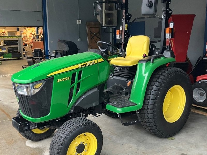 Traktor of the type John Deere 3025E, Vorführmaschine in Arbedo