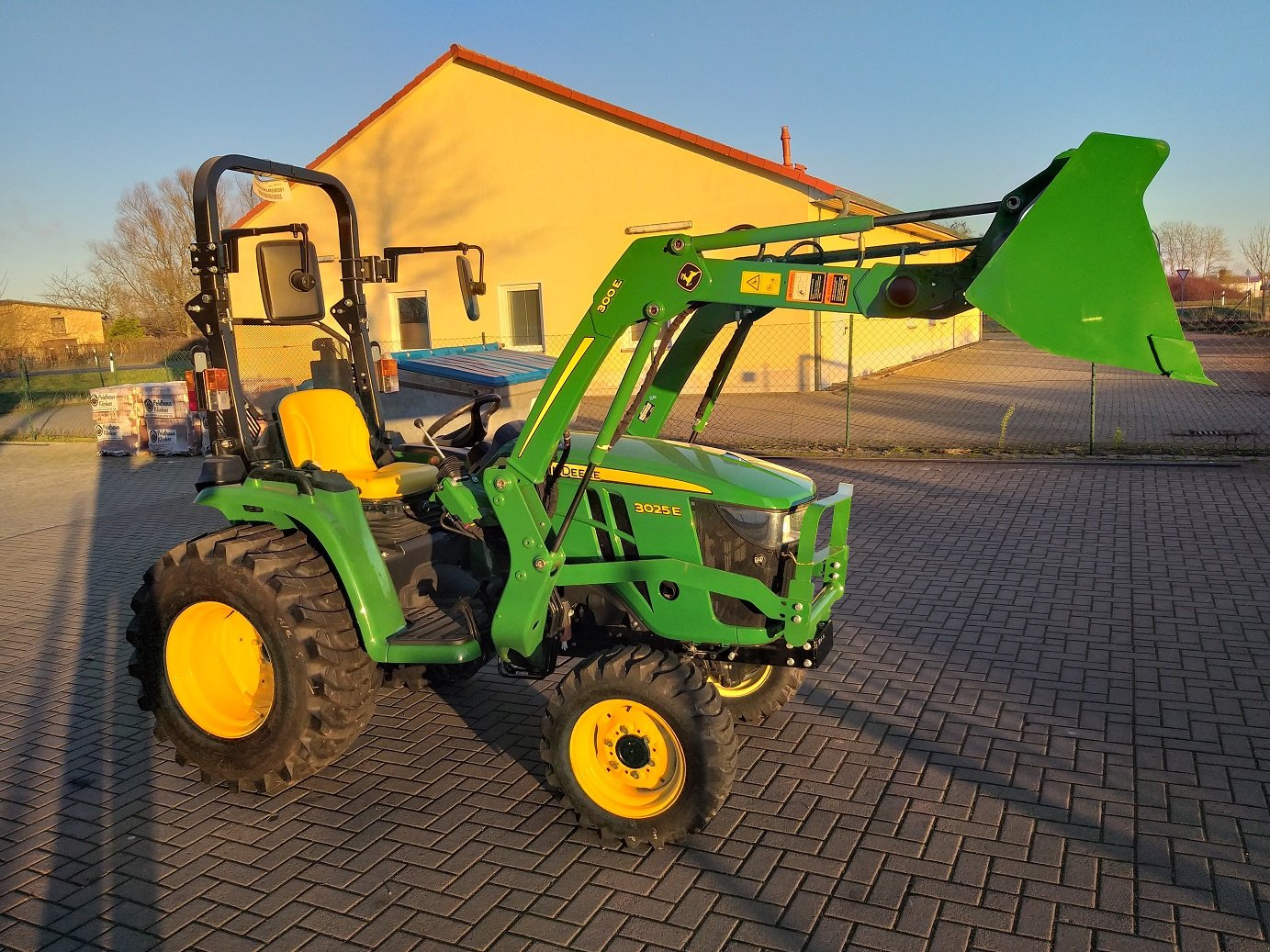 Traktor typu John Deere 3025E, Neumaschine v Seehausen (Obrázok 1)