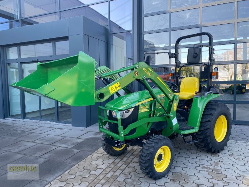 Traktor del tipo John Deere 3038E + 300E Frontlader, Neumaschine en Heiden