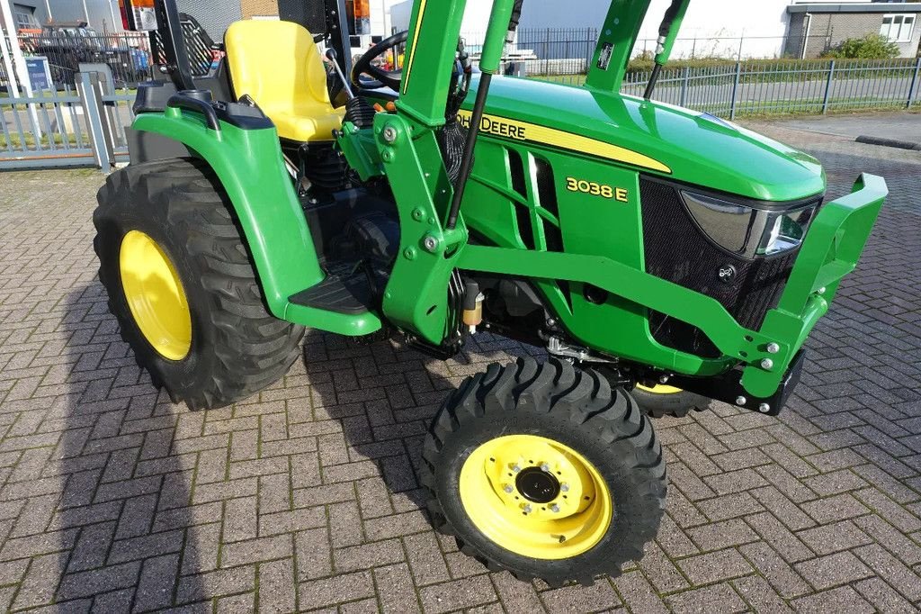 Traktor van het type John Deere 3038E 4wd HST / 0013 Draaiuren / Voorlader, Gebrauchtmaschine in Swifterband (Foto 2)