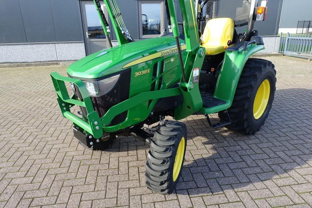 Traktor van het type John Deere 3038E 4wd HST / 0013 Draaiuren / Voorlader, Gebrauchtmaschine in Swifterband (Foto 4)