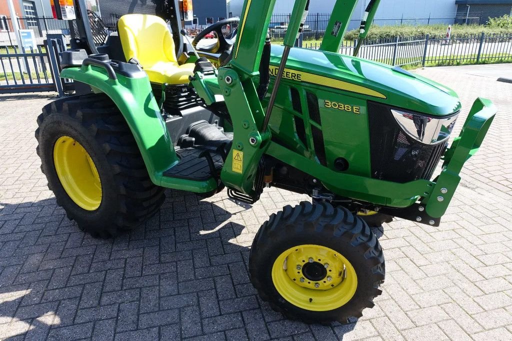 Traktor des Typs John Deere 3038E 4wd HST / 0086 Draaiuren / Voorlader, Gebrauchtmaschine in Swifterband (Bild 2)