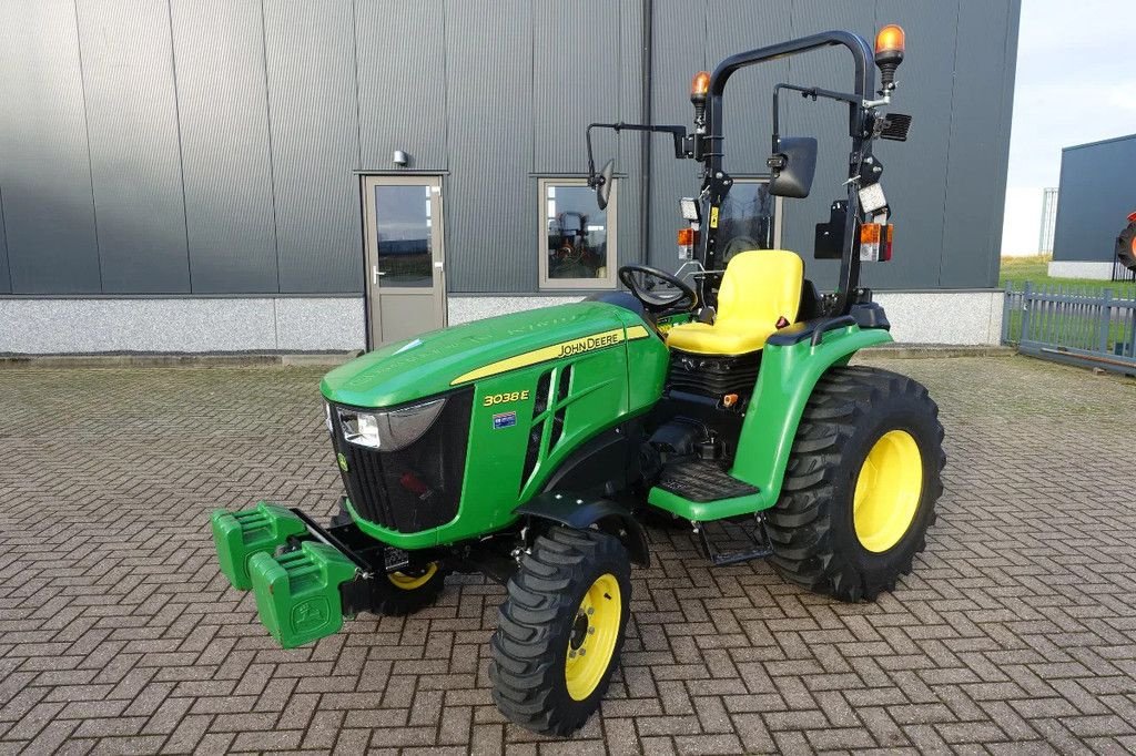 Traktor типа John Deere 3038E 4wd HST / 0100 Draaiuren / Full Options, Gebrauchtmaschine в Swifterband (Фотография 3)