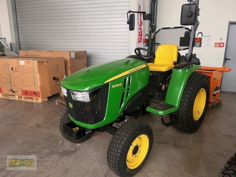 Traktor del tipo John Deere 3038E TRAKTOR, Neumaschine en Grabow (Imagen 1)