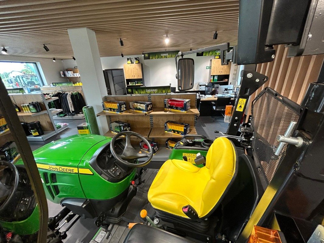 Traktor typu John Deere 3038E, Neumaschine v Mrągowo (Obrázek 5)