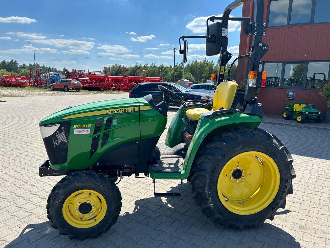 Traktor typu John Deere 3038E, Neumaschine v Mrągowo (Obrázek 3)